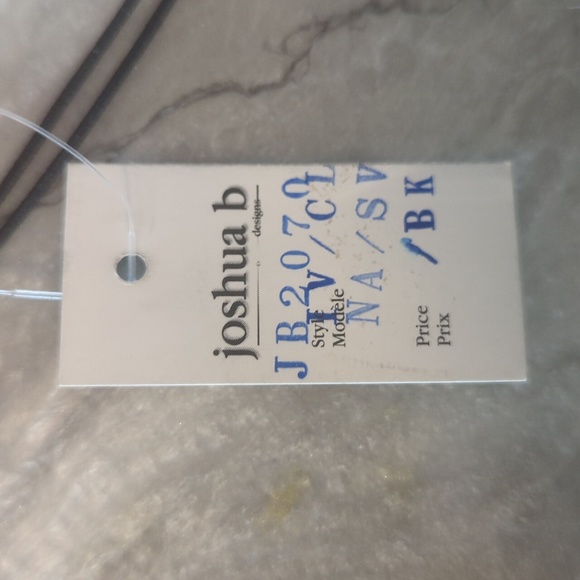 Bridal hair accessory. Off white in colour. JoshuaB designs. - Picture 7 of 7